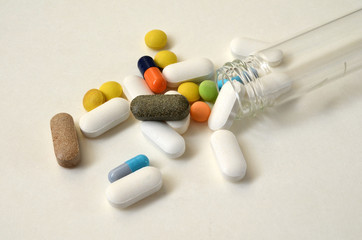 Tabletki i strzykawka