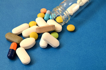 Tabletki i strzykawka