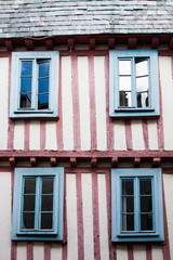 Quatre fenêtres d'une maison à pans de bois et comlombages de Quimper (Finistère)