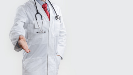 Arzt vor wei&szlig;em Hintergrund