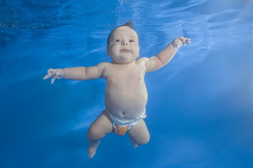 Boy 2,5 months dives underwater in the swimming pool