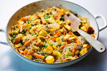 Rice noodles with paneer cheese, peas & carrots