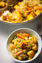 Rice noodles with paneer cheese, peas & carrots