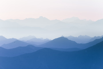 Kleurrijke, abstracte dubbele belichting van bergen in zonsopgang. Minimalistisch landschap met kleurovergangen. Tatra-gebergte in Slowakije, Europa.