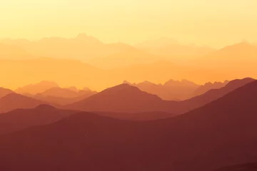 Gordijnen Een mooie, kleurrijke zonsopgang sceney in bergen in purlpe toon. Abstract, minimalistisch landschap in het Tatra-gebergte. Kleurovergangen. Tatra-gebergte in Slowakije, Europa. © dachux21