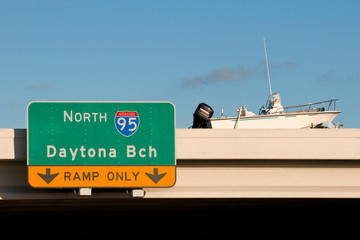 Obraz premium Boat on a highway ramp