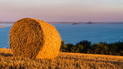 Meule de foin devant le mont saint Michel 