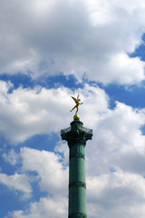 Fototapeta na wymiar パリの7月革命記念柱