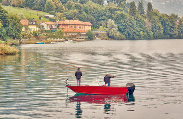 Due pescatori sulla barca nel lago