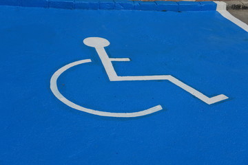 signal "réservé aux handicapés" peint sur le sol