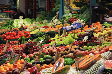 Marktstand in Wien mit Obst und Gemüse