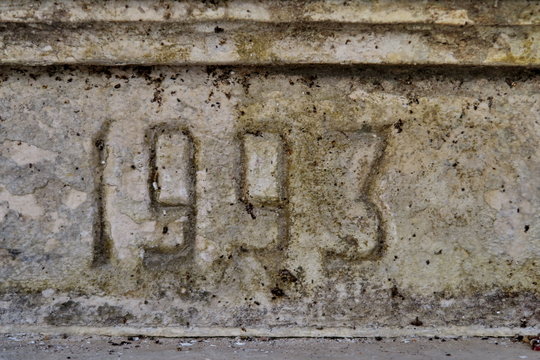 1993 date de construction gravée dans le ciment