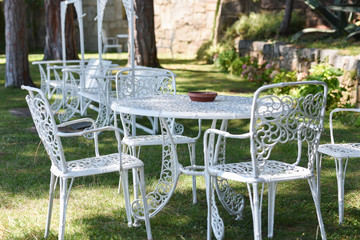 Set di tavoli e sedie in metallo bianco  da picnic
