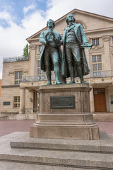 Goethe-Schiller-Denkmal vor dem Deutschen Nationaltheater in Weimar, Th&uuml;ringen
