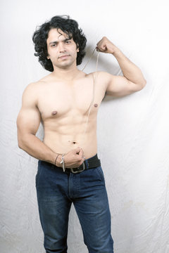 indian brahmin bodybuilder rising his janeu