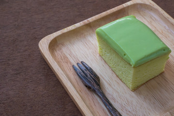 Green cakes put on wooden plates.