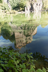 Burg Kriebstein spiegelt sich im Wasser, Sachsen, Deutschland