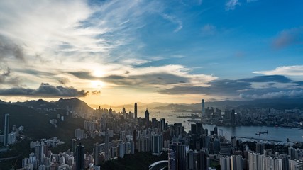 Obraz premium Sunset over Victoria Harbor, Victoria Peak, Hong Kong.