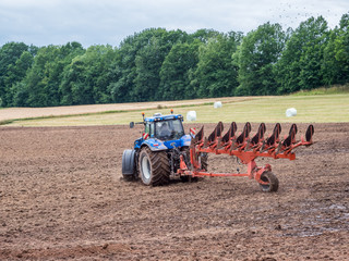 Ackerbau, Schlepper mit Anbaugerät