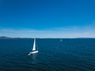 Obraz premium Sailing in the sea