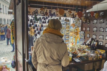 uliczny handel pamiątkami w Kazimierzu Dolnym - obrazy, fototapety, plakaty