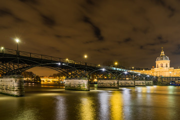 Fototapeta na wymiar Paris riverside at night