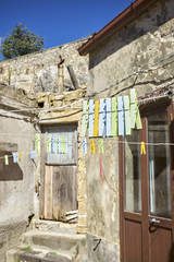 Fototapeta na wymiar abitazioni in cortile comune di un borgo antico e vita quotidiana