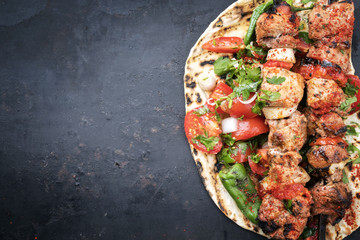 Traditioneller griechischer Souvlaki Grillspieß mit Tomaten, Zwiebel und Paprika als closeup auf...