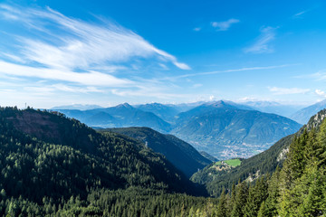 Fototapeta premium Wald Berge Himmel und Blick auf das Meraner Becken