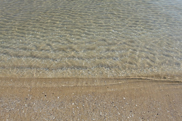 Acqua del mare  limpida e trasparente in una calda giornata d'estate