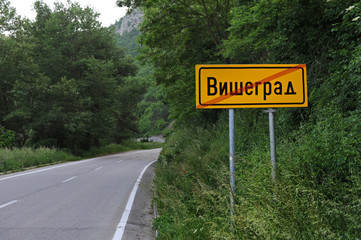 Verkehrsschild Visegrad (kyrillisch)