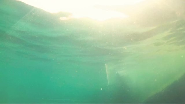 Buceo y nataci&oacute;n en el oc&eacute;ano al atardecer. Deporte submarino .Joven divirti&eacute;ndose buceando en el mar. Aventuras y entretenimiento en la playa con actividades en vacaciones 