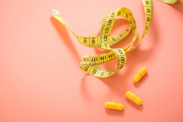 Diät Vitamin Pillen und Maßband
