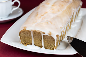 Zitronenkuchen mit Zuckerguß zum Kaffee