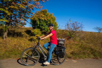 Fototapeta na wymiar Frau auf einem E-Bike fahrend 