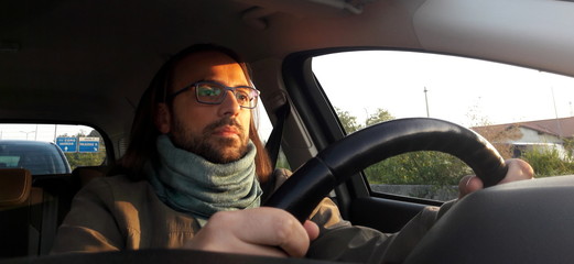 Uomo alla guida dell'auto - concentrato