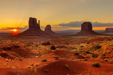 Foto op Plexiglas Sunrise over Monument Valley Panorama © peresanz