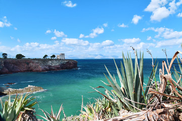 Paesaggio marino,dai bei colori del mare ,con sullo sfondo una vecchia torre.