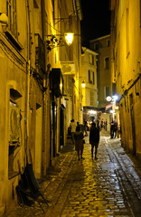 Gasse in Aix en Provence bei Nacht