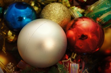 Bolas de adorno brillantes para decorar árbol de navidad