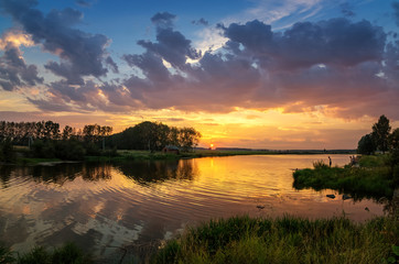 вечерний пейзаж на уральской реке на закате, Россия