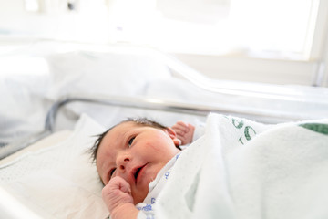 Fototapeta na wymiar Bebé recién nacido en cuna de hospital 41