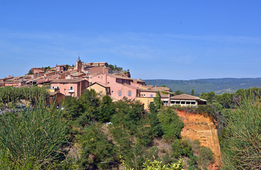Fototapeta na wymiar rote Häuser in Roussillon