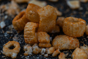 Chipsreste auf der Straße