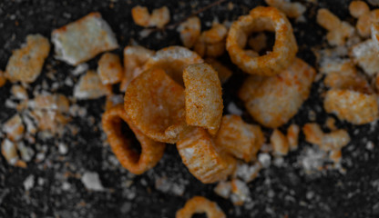 Chipsreste auf der Straße