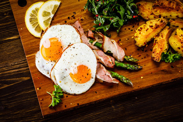 Asparagus with fried bacon and fried eggs