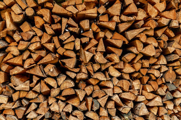 viele Holzscheite sind gestapelt und können als Brennholz verwendet werden
