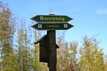 Wegweiser am Rennsteig bei Eisenach
