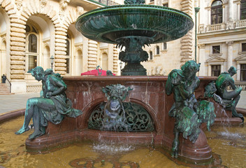 Obraz premium Hamburger Rathaus mit Hygieia-Brunnen