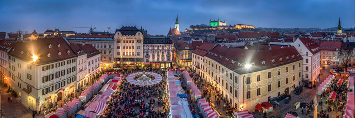 Bratislava Weihnachtsmarkt im Winter, Slowakei